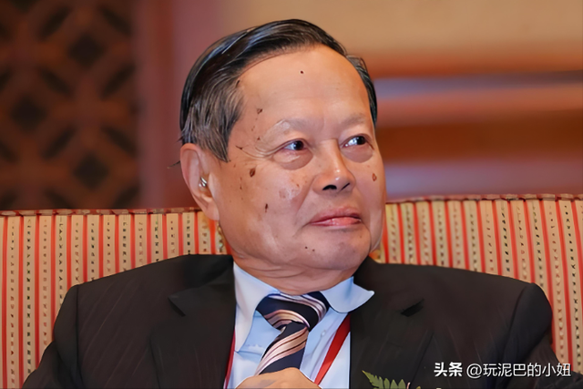 杨振宁追悼会现场！翁帆站首位神情悲伤，64岁老者曝杨老两个贡献
