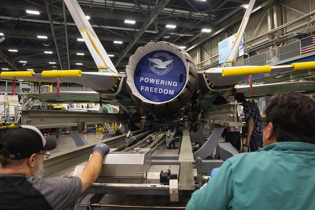 战略收缩是谎言？特朗普削减军费未果，军工复合体一招让他低头！