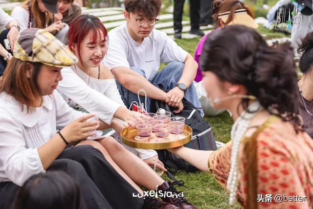 国庆长假万余名游客涌入武汉麓客岛，在自然剧场里过了把“戏瘾”