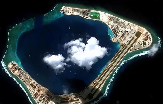 中方警告刚落地，菲军乱了阵脚，最怕南海填土，第二个美济礁浮现
