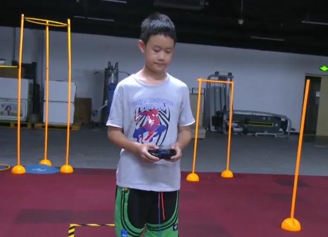 青少年玩转 "空中竞速" 联通体育 科技与未来