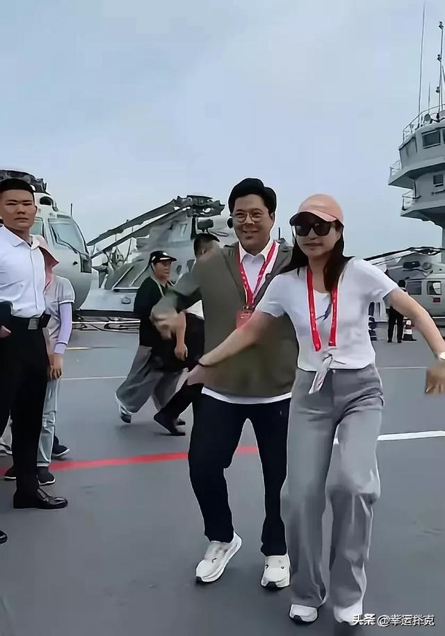 郭晶晶好可爱，一上到航母，也跟孩子般手舞足蹈，妥妥的童心十足