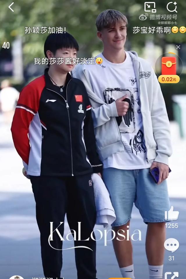 孙颖莎被外国小帅哥一路狂追表白，深情凝望让她害羞！