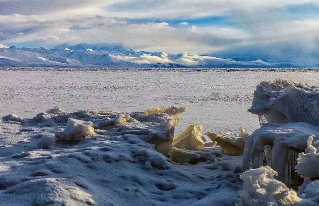 西藏天湖冬日变蓝宝石秘境，千里冰封宛如异星