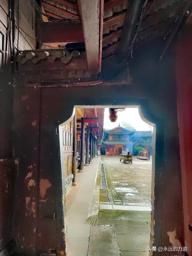 报国寺，从尘世走向净土的起点