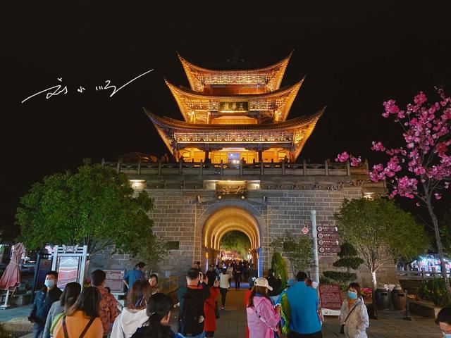 夜幕下的大理古城：满街地摊到底是“特色”，还是“煞风景”？