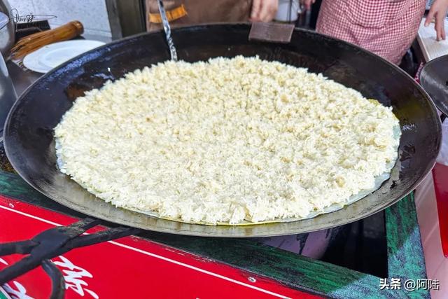 在荆州没吃到什么美食，全是被这种葱油饼给耽误了，临走还要买两