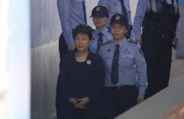朴槿惠出狱生活：住1676平别墅，与小10岁律师为伴，如今生活安逸