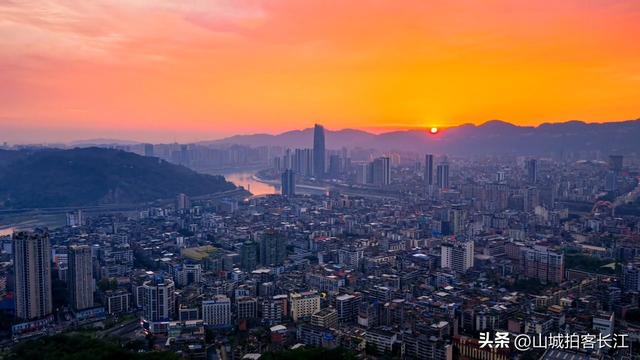 四川近期成为焦点的四线城市，坐拥12所高校，还堆着多处免费景点