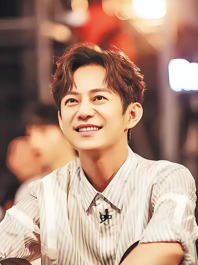 世上没后悔药？无妻无子、与保姆相伴的何炅，走上了另外一条道路