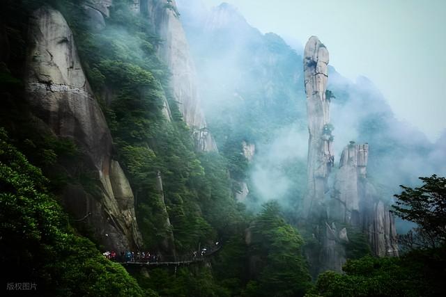 此生必爬的十大名山：从人间仙境到极限挑战，你敢来征服吗？