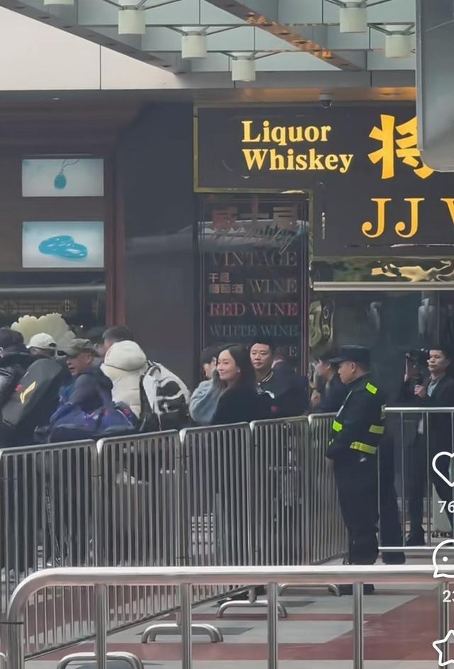 国乒抵达成都	，孙颖莎等行李，王楚钦肖导聊的开心，邱导也跟赛了