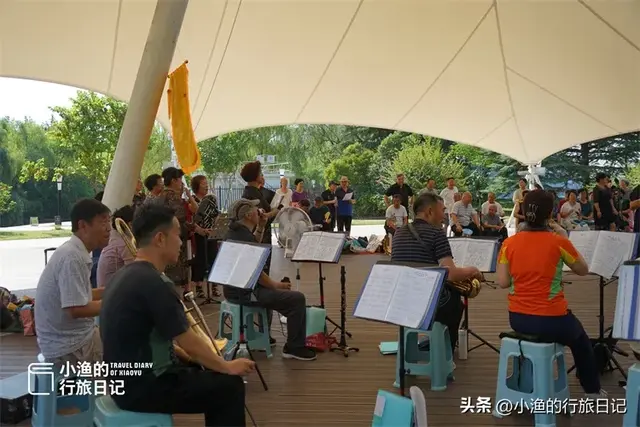 西安这个公园有点“怪”，风景一般，早上的游客却很多！你去过吗