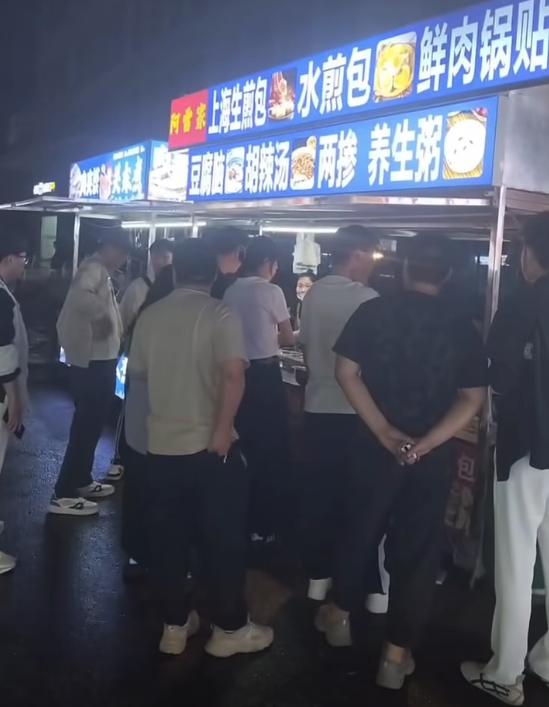 刘强东深夜吃大排档，用塑料大碗喝散装白酒，小摊当晚生意火爆