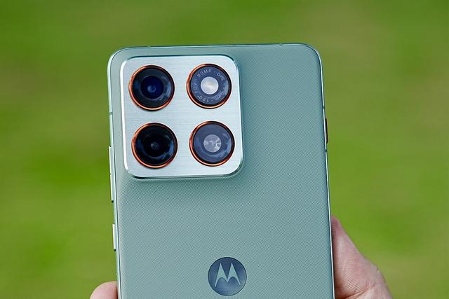 首个国产Air手机来了！moto X70 Air售价2399元起，轻薄是卖点