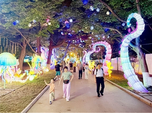 “青岛之夏”艺术灯会“岛城帆·潮灯汇岸”让时光与海浪共舞