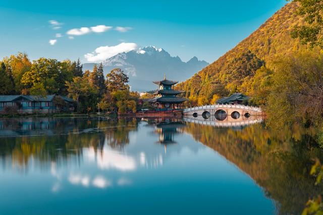 丽江暑期热了，古城民宿全满，玉龙雪山挤瘫，腊排骨全涨价