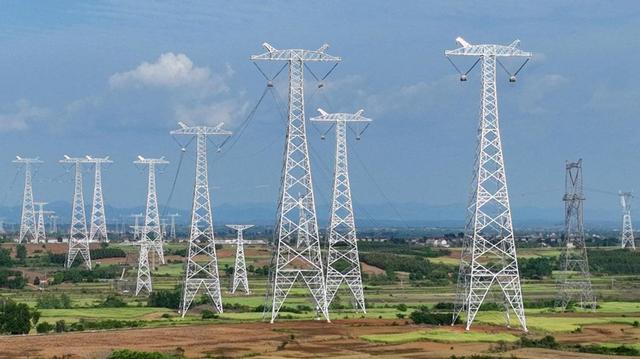 AI竞赛规则变了?美国砸800亿建核电,黄仁勋：下一道门槛是电力