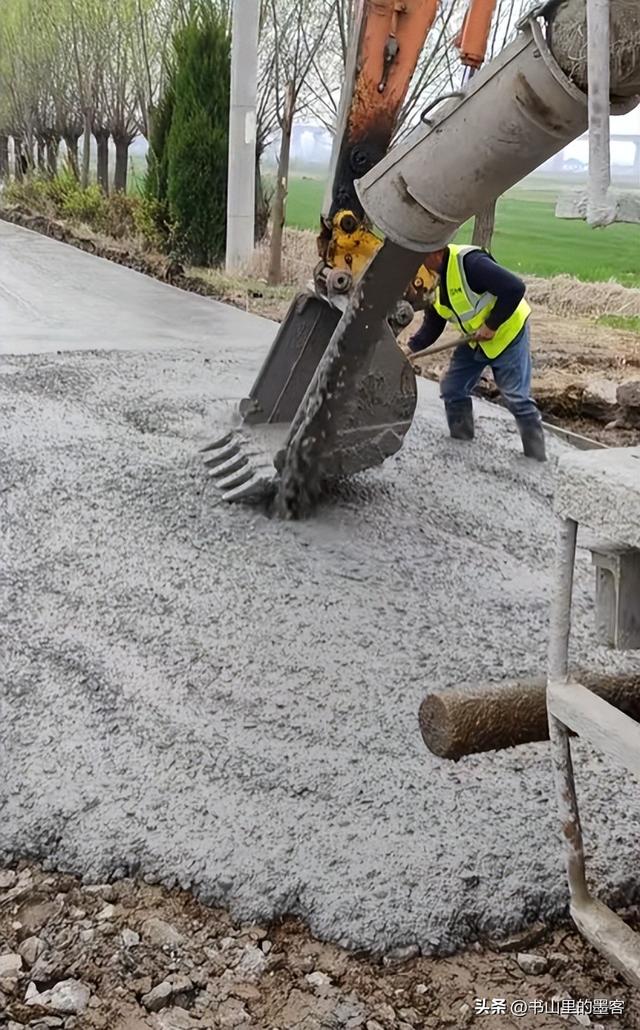 老人破坏水泥路面后续：民警走了又挖，村干部曝内情，子女被牵连