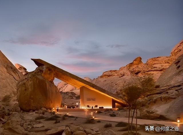 沙特红海畔沙漠岩石度假村：自然与设计共舞，建筑融于山脉