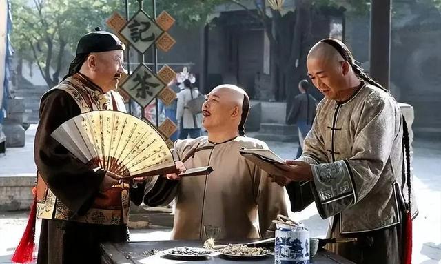 和珅出上联：三斤四两五花肉，纪晓岚巧对下联，和珅听后直接下跪 第2张