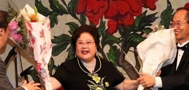 吃里爬外，永不回国？她带领30名演员选择留美，如今年过花甲归来