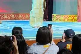 小沈阳五一在刘老根演出，和赵本山儿子同框好帅，没离开本山传媒图片