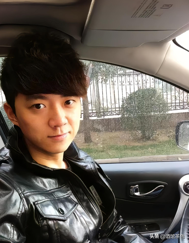 主持人李鑫现状：和家人在爱尔兰，陪读带货两不误，俩儿子都随妈