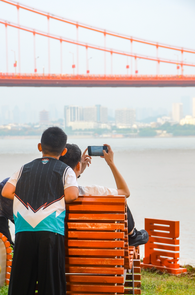 要读懂武汉人的浪漫，就去江滩吧！新上的一批观景座椅太“撩人”啦