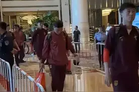 笑不活了！国足惨败后，低调抵达大连，情绪低落？被网友评论笑死图片