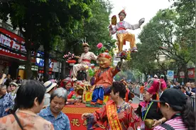 民俗巡游花婆送福，游客欢喜沾“福气”图片