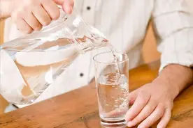 糖尿病患者每天学会这样喝水，更有助于降低血糖！早了解早受益！图片