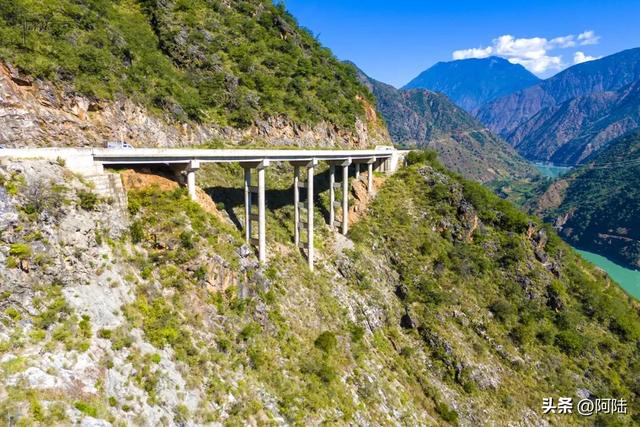 独立悬崖之巅,俯瞰壮美金沙江,尽情领略其“如玉”的一面