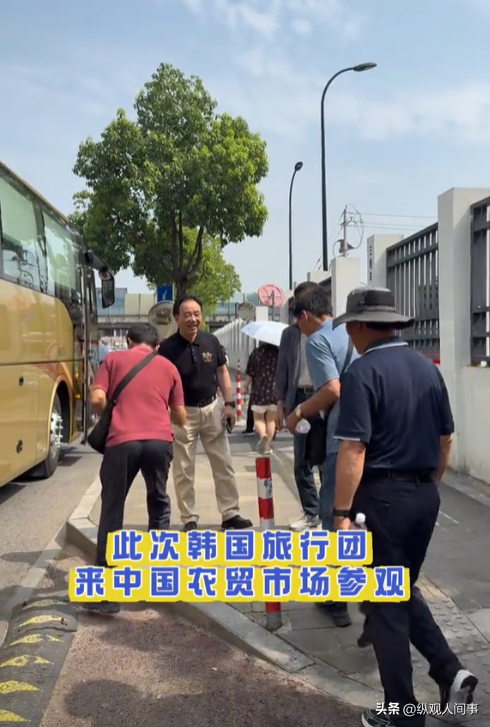 领韩国旅游团参观中国菜市场：试吃乱瞟还不好意思，水果买几十斤
