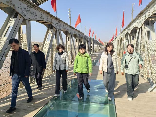 青铜峡黄河大峡谷秋景醉游人