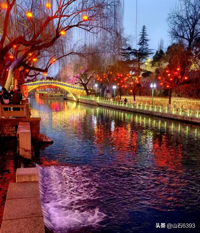 新华社原军事记者陶俊峰泉城美拍——筹备中的迎春花灯