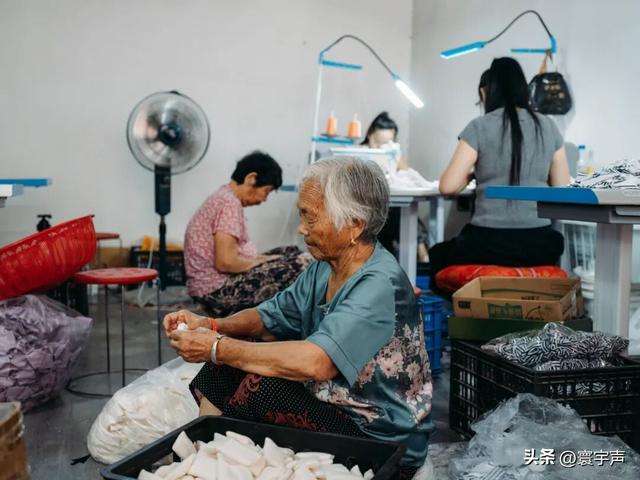 潮玩娃衣火了！河南宝妈靠缝纫机挣彩礼，工价透明不欠薪