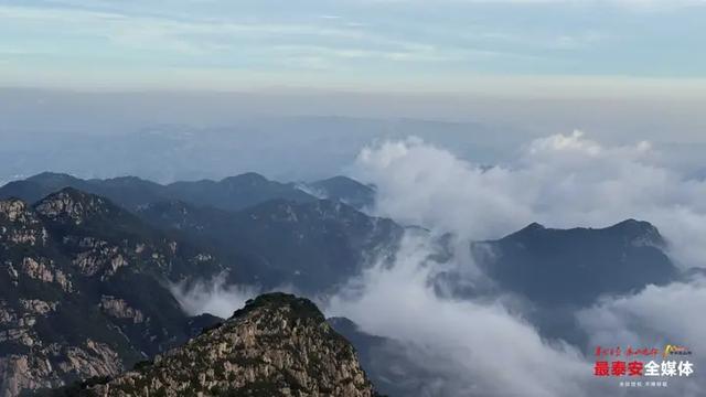 清晨的泰山集齐“日出+云海+宝光”！ 17℃风吹来像开了天然空调