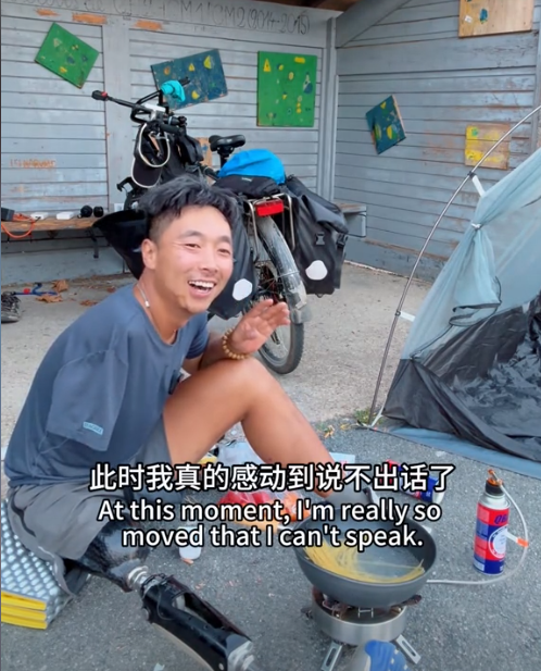 独腿骑行博主到法国小镇，意外被外国人疯狂投喂，感动的说不出话