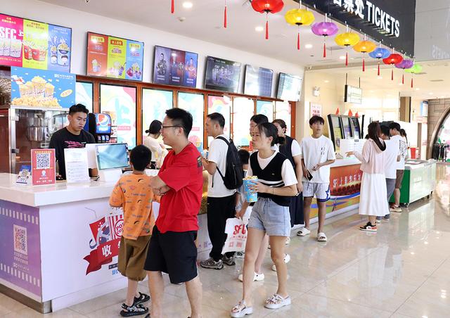 兴义：暑期文化场所人气爆棚 市民享"书香"与"光影"时光