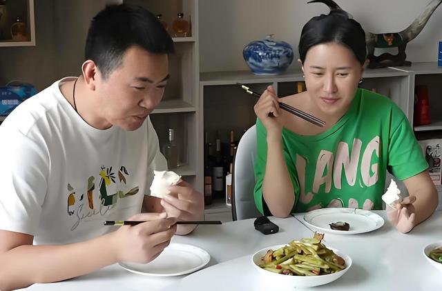 “三级片女星”嫁农村小伙，老公回应：不介意过去都是艺术！