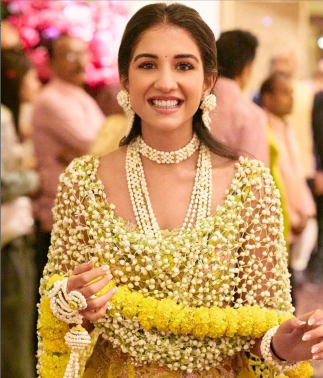 亚洲首富小儿媳和大伯哥曝炸裂丑闻？多次含情脉脉牵手摸腰