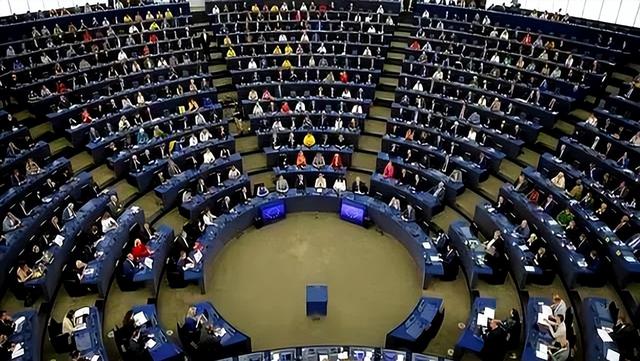 美国靠关税收割全球！结果没得意两天！傻眼了！