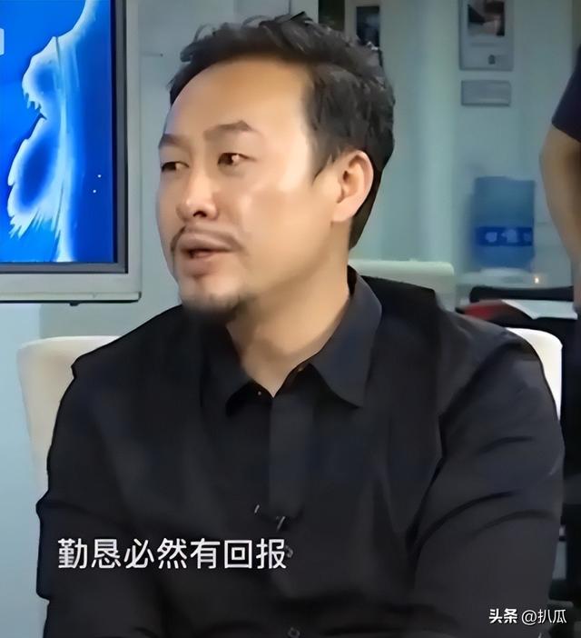 消失200天后，张颂文高调现身，大杂院内摆满废品，混得这么惨吗?