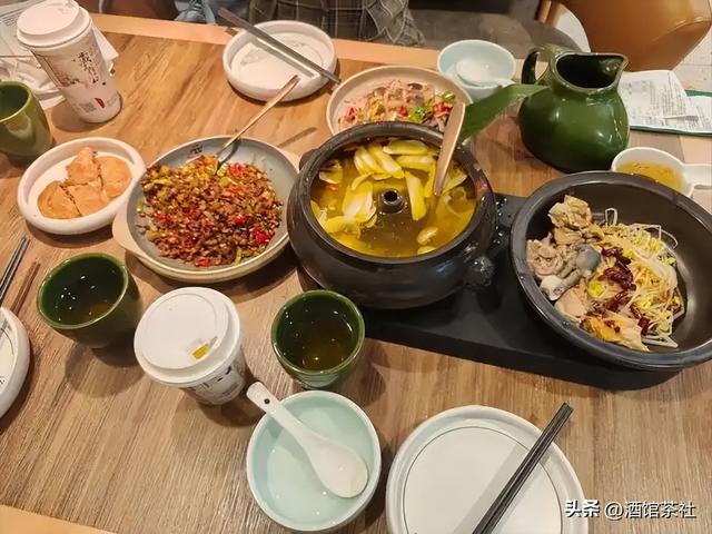 云海肴创始人猝逝，食安丑闻与关店潮冲击行业，百元餐饮光环不再
