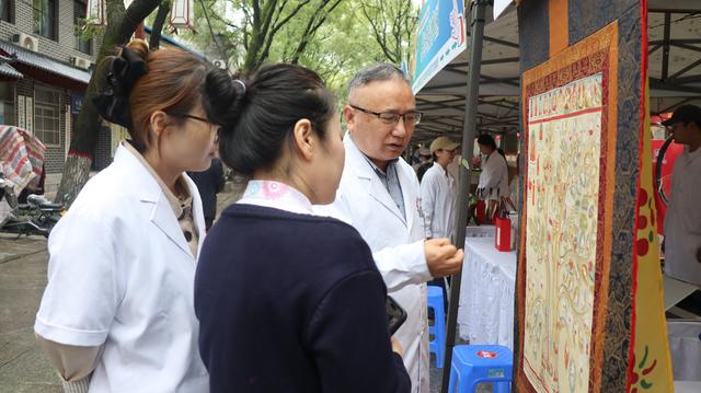 咸阳老街中医药文化集市圈粉 把脉 品茶 玩游戏 健康玩法超对味