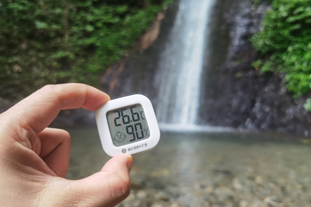 一脚踏进“冰瀑古道”！网友：哇！这里有点冷