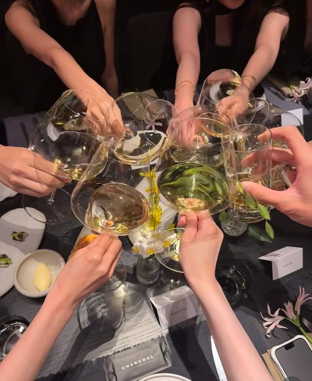 范志毅爱女晒27岁生日照，戴二十万卡地亚办宴，和马镇亲热很般配