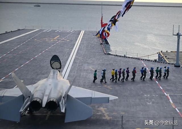 8万吨巨舰福建舰入列	，中国跨入"三航母时代"，电磁弹射完胜美国