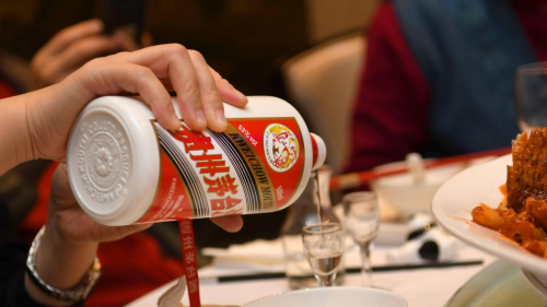 北京大叔晒“满墙茅台”，好壮观，网友：我见的世面还是太少了